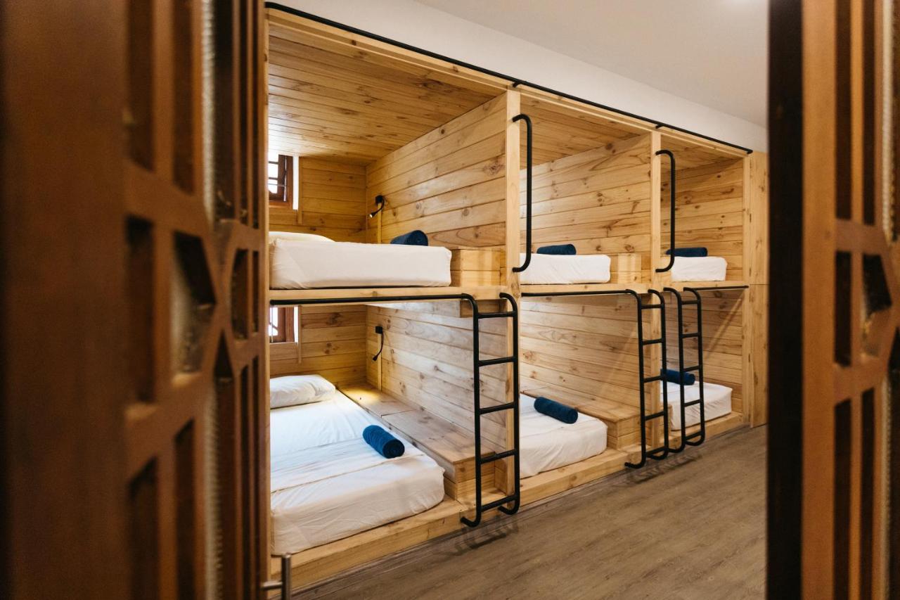 Island Hostels Colombo Kültér fotó A typical hostel room