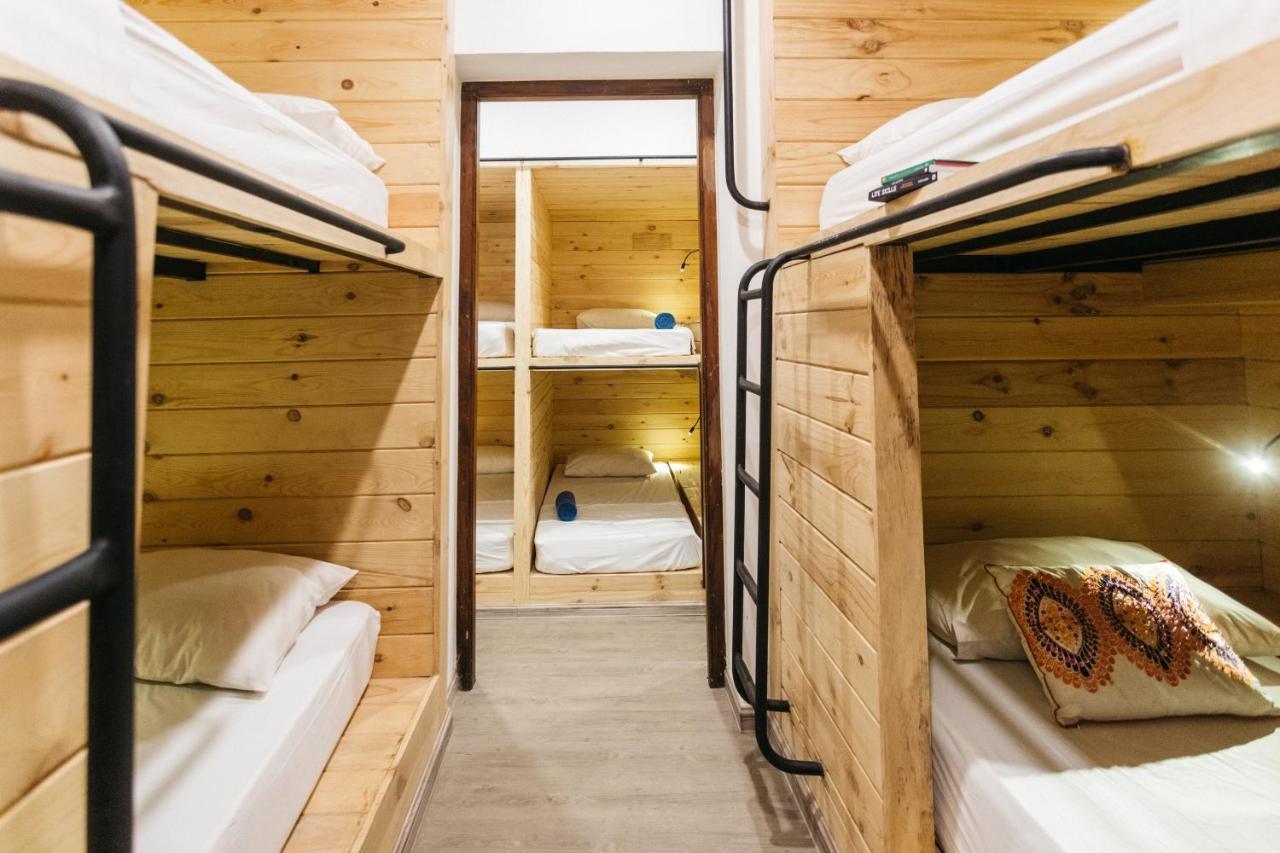 Island Hostels Colombo Kültér fotó A typical bunk room at a hostel