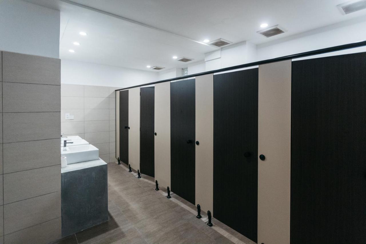 Island Hostels Colombo Kültér fotó A public toilet in the United Kingdom
