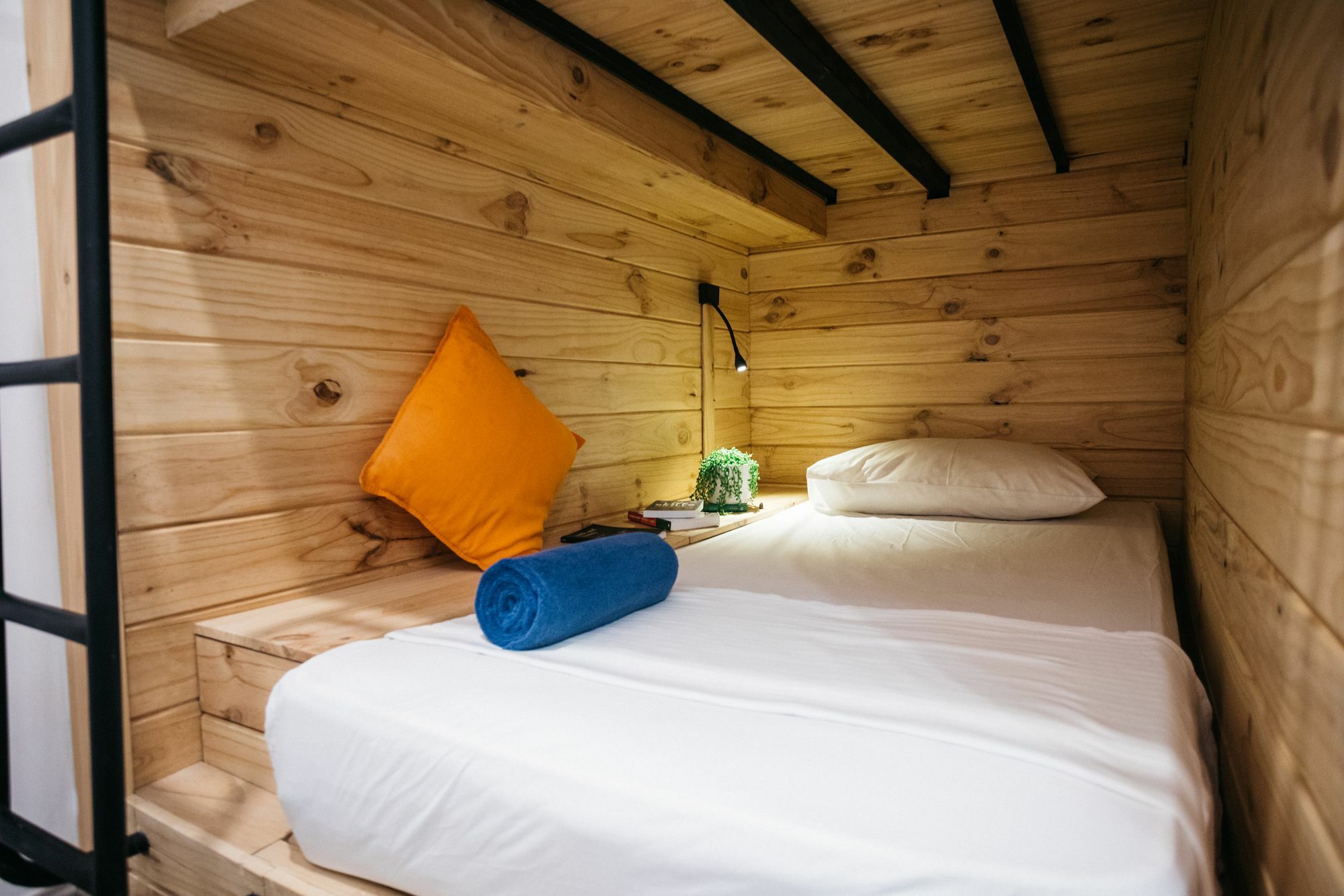Island Hostels Colombo Kültér fotó A room at the Tree Hotel
